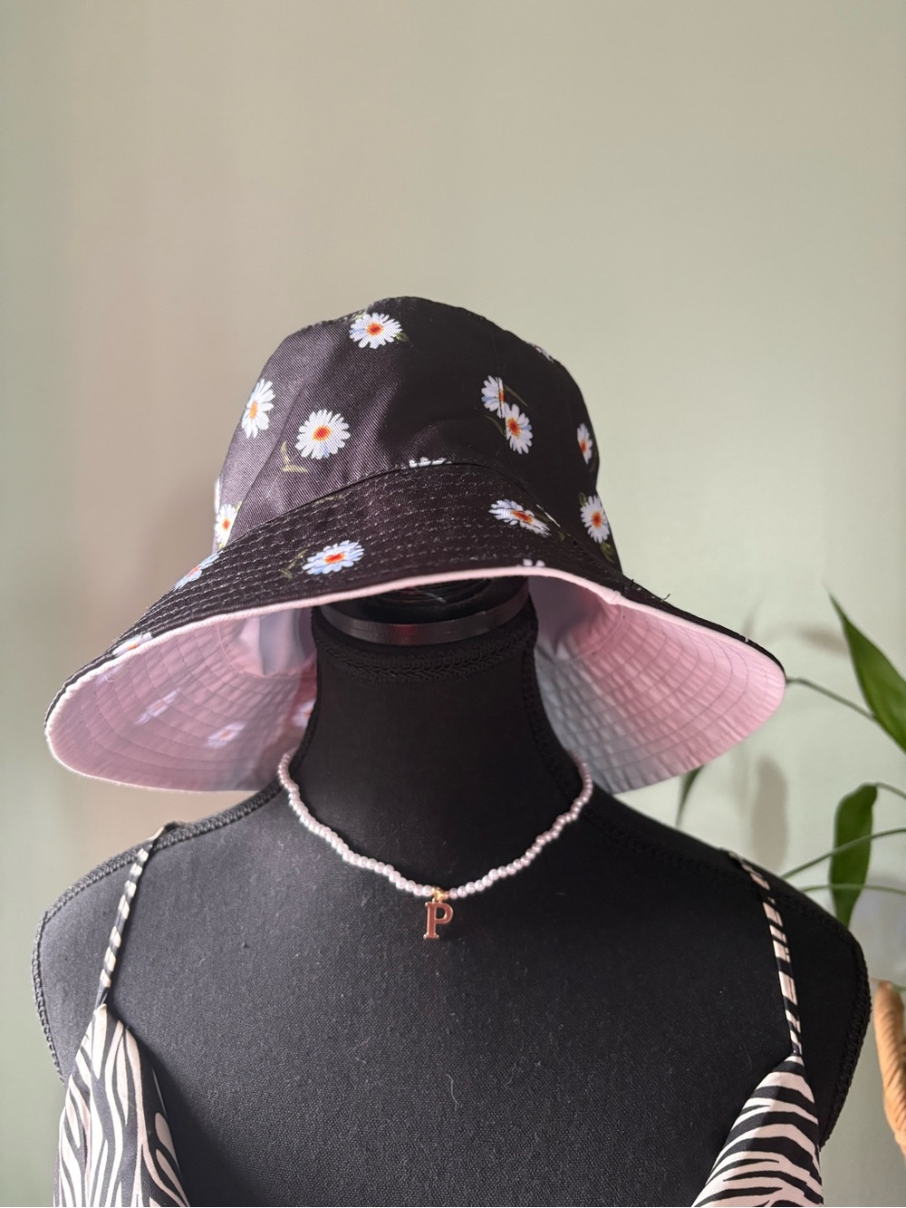 alice+olivia Reversible Daisy Print Bucket Hat in Black and White